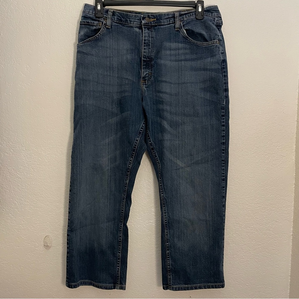 Men’s Wrangler premium quality relaxed fit denim jeans. 38X22 READ